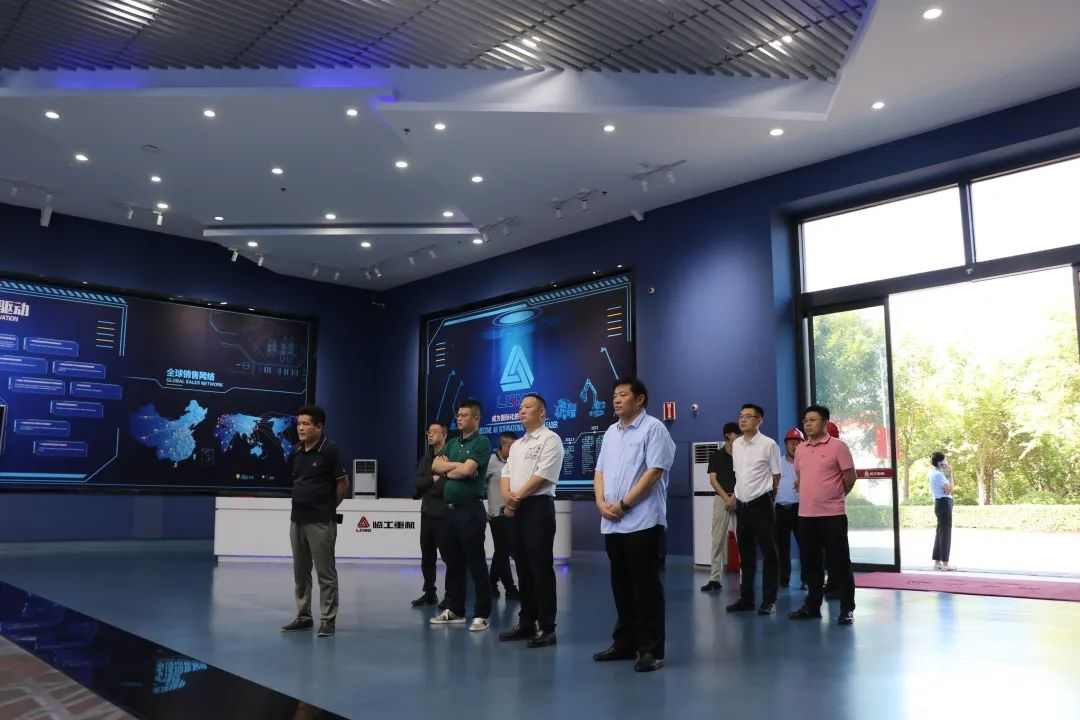 参观新疆鸣阳矿业建设集团展厅